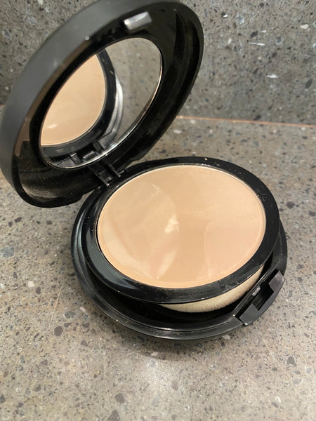 Buttery Beige Mineral Foundation Black Compact with Sponge