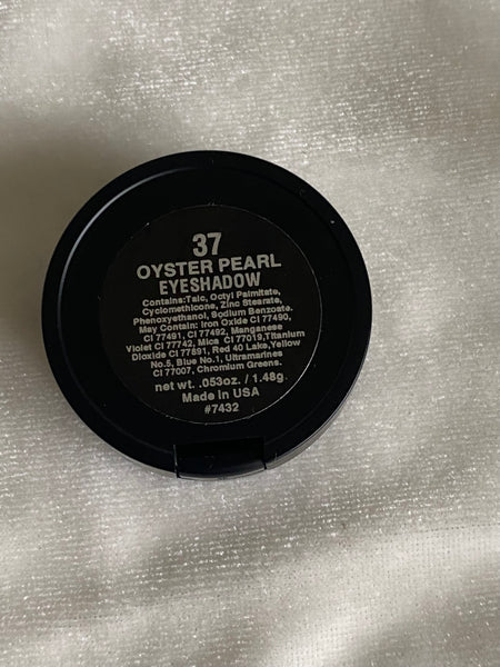 OYSTER PEARL Eye Shadow Compact