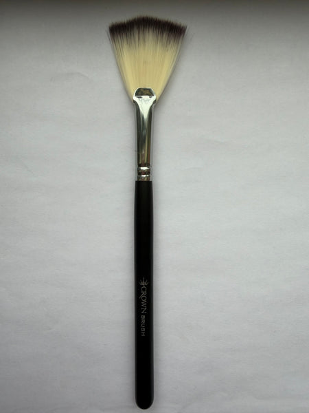 NEW: Deluxe Soft Highlighter Fan Brush